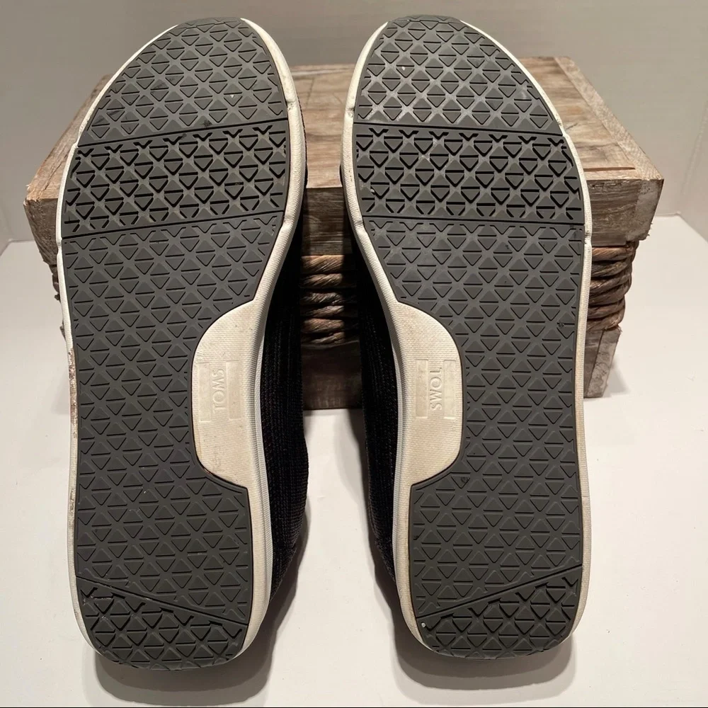 TOMS men’s shoes with laces